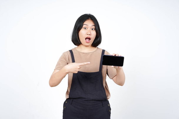 Mostrando aplicaciones o anuncios en pantalla en blanco Smartphone de hermosa mujer asiática aislado sobre fondo blanco - Foto, Imagen
