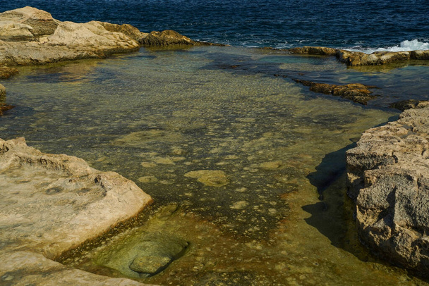 Санкт-Питер бассейны Мальта породы формирование отверстие на скалах зрения - Фото, изображение