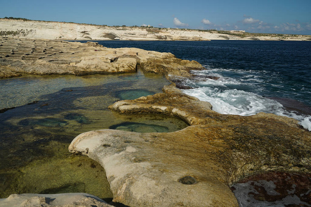 Szent Péter medencék Málta sziklaképződés lyuk sziklák nézet - Fotó, kép