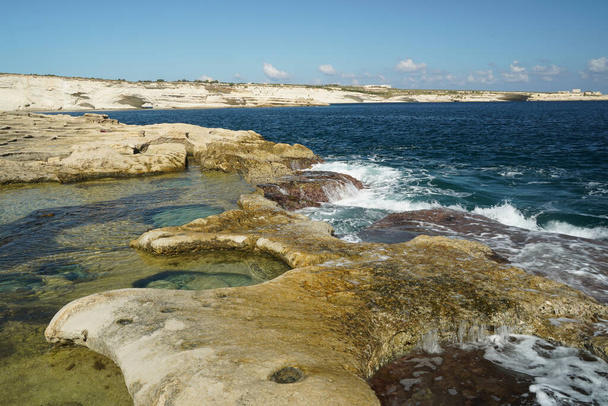 piscinas de peter santo Malta buraco de formação de rocha na vista rochas - Foto, Imagem