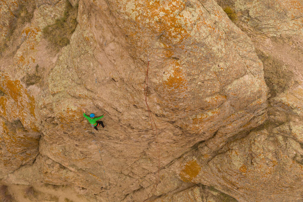 Man klimmer Rotsklimmen. Kliffen in Tamgaly Tas, Kazachstan. Luchtzicht. - Foto, afbeelding