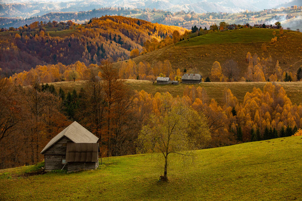 Uma paisagem de montanha encantadora em Cárpatos, Romênia. Natureza do outono em Brasov, Europa - Foto, Imagem