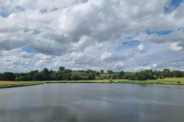 Vue d'un grand lac et ciel avec de grands nuages - Photo, image