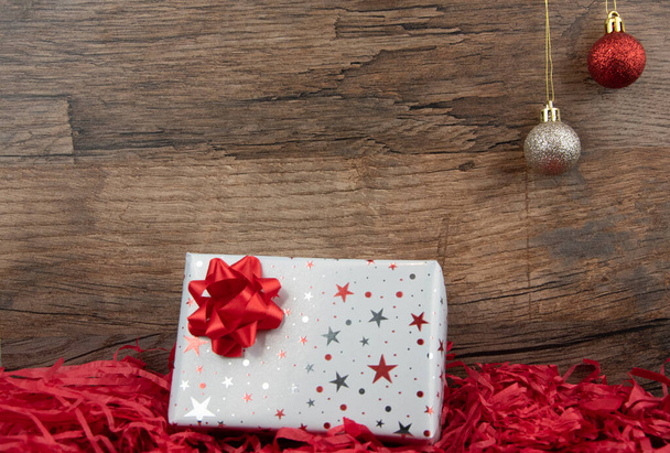 Rosso e bianco avvolto regalo di Natale con spazio copia - Foto, immagini