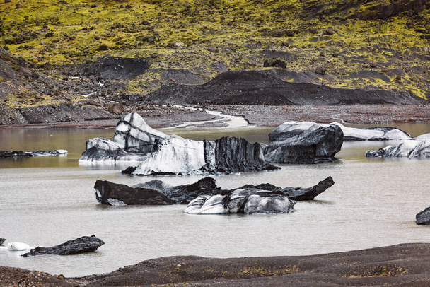 Гарний вигляд масивного льодовика в Ісландії та його лагуни, викликані глобальним потеплінням - Svinafellsjokull - Jokulsarlon.  - Фото, зображення