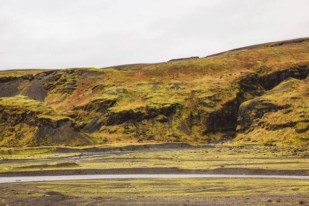 Зелені пагорби Ісландії, льодовики. Осінь, хмарні дні. Холодна погода, прогулянки, туристичні пам'ятки..  - Фото, зображення