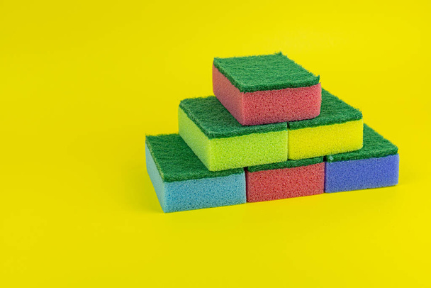 montão de cor esponjas prato lavagem isolado no fundo colorido - Foto, Imagem