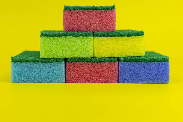 куча цветных губок мытье посуды изолированы на красочном фоне - Фото, изображение