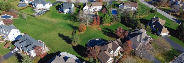 Panorama antenni näkymä kaksi kerrosta taloja, joissa on suuri paljon kokoa ja nurmikkoa ja värikäs syksyllä lehtien hyväpalkkainen asuinalueella Rochester, New York. Esikaupunkien maiseman osa-alue - Valokuva, kuva