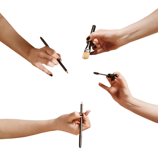Руки з пензликами для макіяжу
 - Фото, зображення