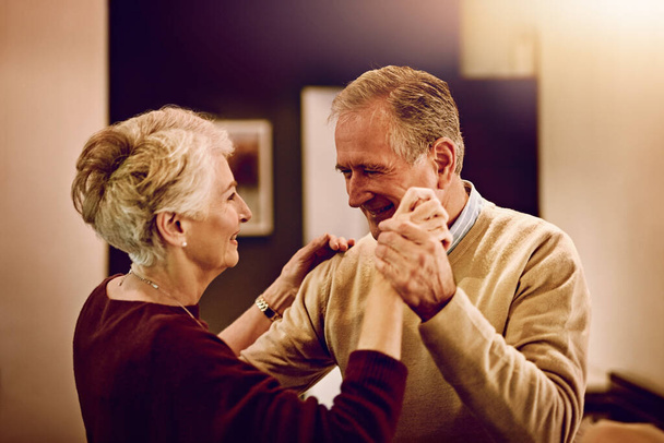 Les bonnes choses dans la vie sont meilleures avec toi. un couple de personnes âgées dansant ensemble dans leur cuisine - Photo, image