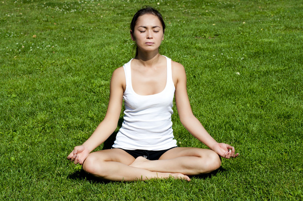 Yoga femme sur herbe verte - Photo, image