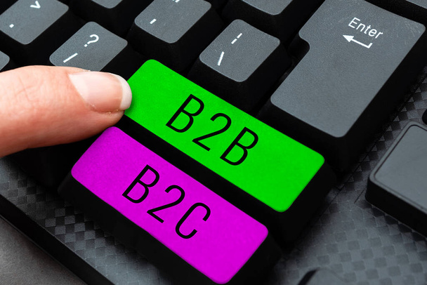 Написание отображения текста B2B B2C, бизнес-концепция двух типов для отправки электронных писем на другие отображающие счета Outlook - Фото, изображение