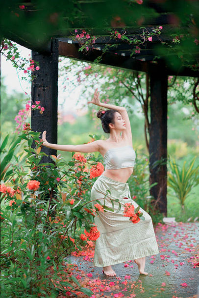 Młoda kobieta w tradycyjnym chińskim stroju tańca - Zdjęcie, obraz