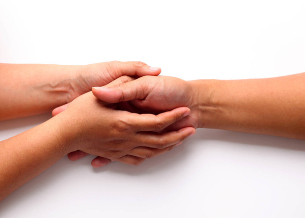 Twee mannelijke handen die elkaar vasthouden. Concept van menselijke relatie, gemeenschap, saamhorigheid, symboliek, helpen - Foto, afbeelding
