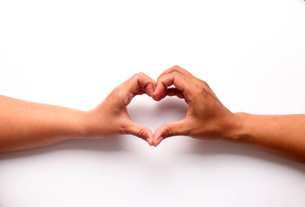 Zwei männliche Hände, die Liebe formen. Konzept menschlicher Beziehung, Gemeinschaft, Zusammengehörigkeit, Symbolik, Hilfe - Foto, Bild