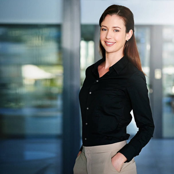 Успіх впевнений. Портрет молодої бізнес-леді, що стоїть з руками в кишенях в офісі
 - Фото, зображення