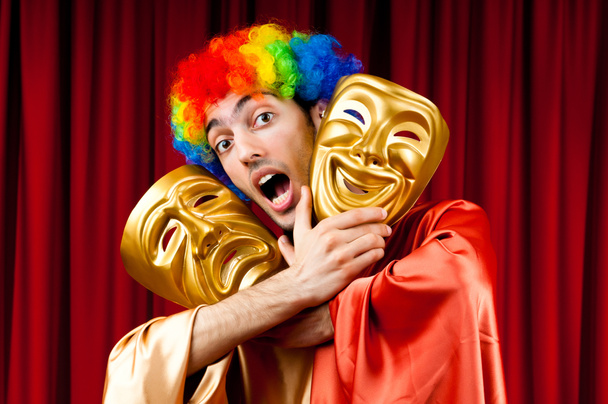 Ator com máscaras em um conceito de teatro engraçado
 - Foto, Imagem