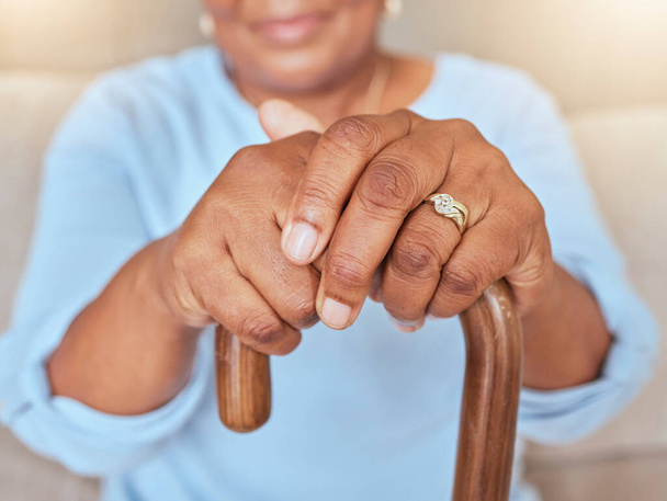 Ubezpieczenie na życie, nadzieja i ręce staruszki z laską na niepełnosprawność lub równowagę w domu opieki. Zoom i osoba starsza z okładką pogrzebową, obrączką małżeńską i wdzięcznością na emeryturze. - Zdjęcie, obraz