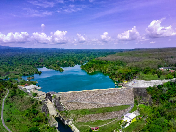Luftaufnahme von Bajul mati, Stausee oder Damm in Situbondo, Ostjava - Indonesien. - Foto, Bild