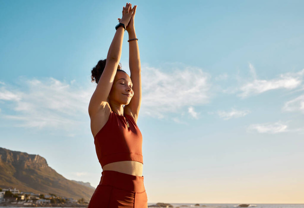 Černá žena, jóga modlit ruce a meditace wellness na pláži. Happy zen dívka, duchovní fitness dýchání a duševní zdraví pro bdělost reiki energie nebo relaxovat pilates cvičení v přírodě. - Fotografie, Obrázek