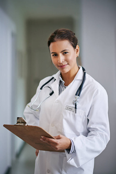 Your test results are in. Portrait of a confident young doctor holding a clipboard at work - 写真・画像