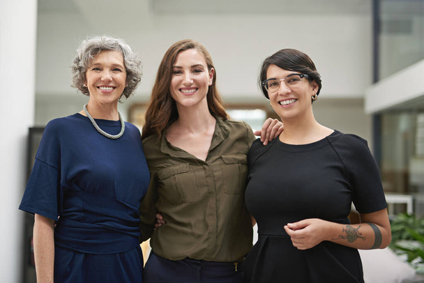 Вместе, были силой, с которой нужно считаться. Обрезанный портрет трех деловых женщин, стоящих вместе в своем офисе - Фото, изображение