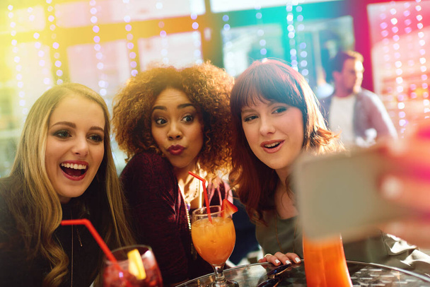 O včerejší noci. mladí přátelé brát selfie při pití na párty - Fotografie, Obrázek