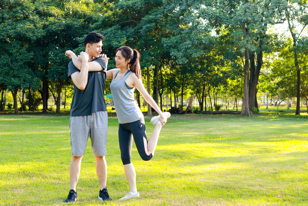 Ázsiai pár együtt edz a parkban reggel Erősek és egészségesek. szabadtéri testmozgás koncepció, egészségügy. másolás helye - Fotó, kép