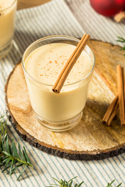 Boozy Holiday Eggnog Cocktail with Cinnamon in a Glass - Foto, imagen