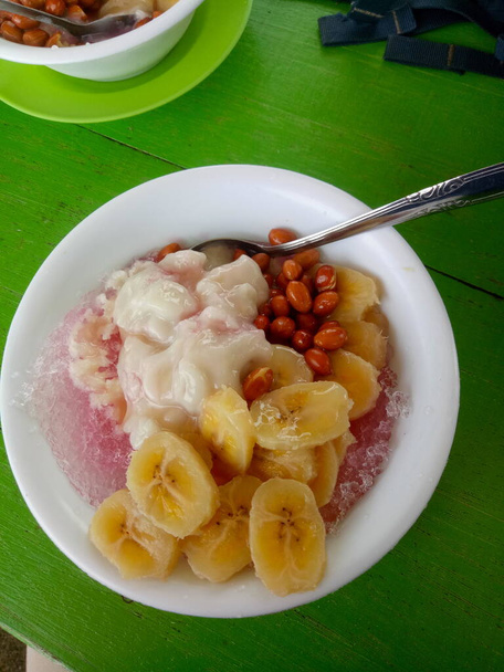 Ес-палу Бутунг. банановий лід з кокосовим молоком
 - Фото, зображення