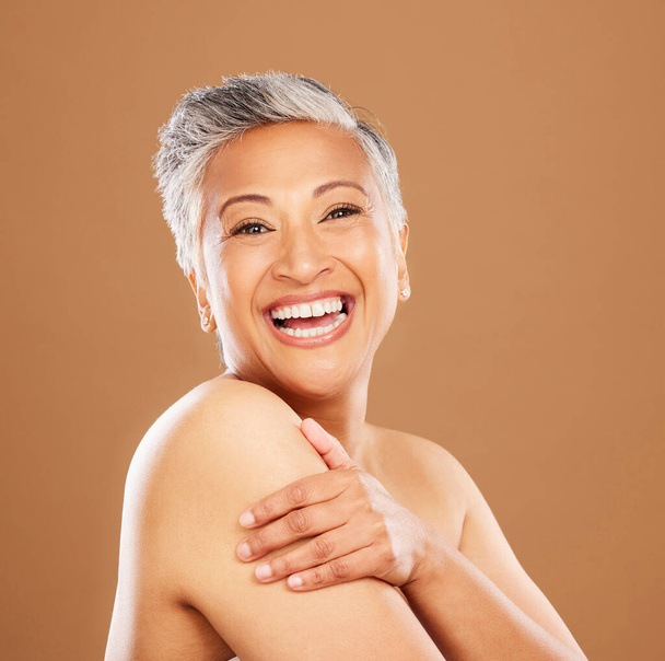 Hautpflege, Schönheit und Porträt einer reifen Frau mit glücklichem Lächeln mit Studiohintergrund. Make-up, kosmetischer Glamour und luxuriöse Hautpflege mit schönem Seniorengesicht, Naturkosmetik zur Gesichtsentgiftung - Foto, Bild