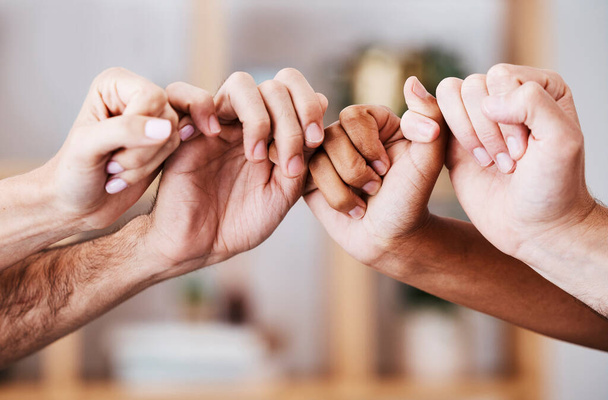 Handen, teamwork en ondersteuning met een man en vrouw groep die vingers of duimen vasthouden in solidariteit. Vertrouwen, gemeenschap en hulp met een mannelijk en vrouwelijk team dat elkaars hand bij elkaar houdt in partnerschap of zorg. - Foto, afbeelding