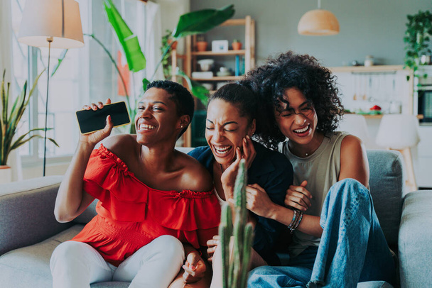 Happy beautiful hispanic south american and black women meeting indoors and having fun - Black adult females best friends spending time together, concepts about domestic life, leisure, friendship and togetherness - Foto, immagini