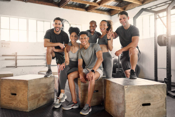 Friends, fitness and exercise with portrait, gym and diversity people smile for health, wellness and commitment. Group, men and women rest after cardio, training and workout for strong body together. - Foto, Imagen
