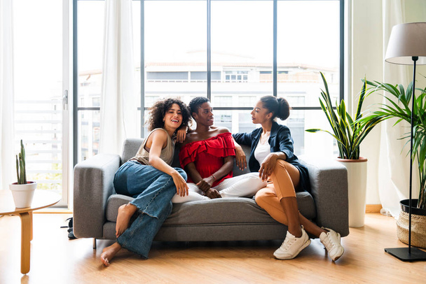 Šťastné krásné hispánské jihoamerické a černošky potkávají doma a baví se - Černé dospělé ženy nejlepší přátelé tráví čas spolu, koncepty o domácím životě, volný čas, přátelství a spolužití - Fotografie, Obrázek