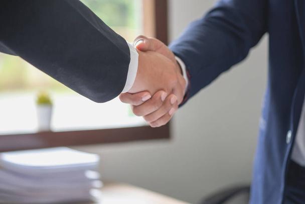 dos hombres de negocios se dan la mano para la cooperación empresarial - Foto, imagen