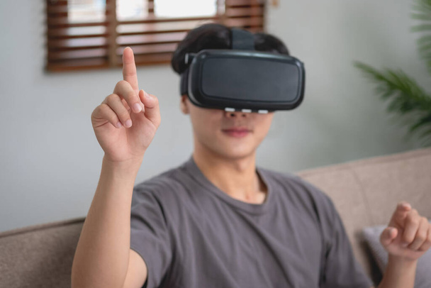休暇中のストレスを軽減幸せなアジアの白人男性リラックス自宅でVR 3D仮想現実ゲームをプレイ休暇中. - 写真・画像