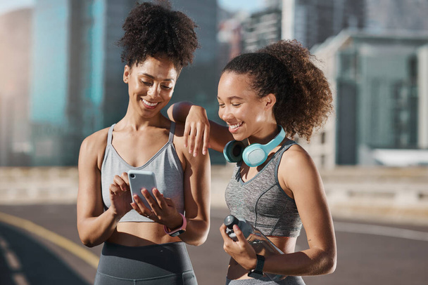 Futás, telefon és a közösségi média női barátokkal nyomon követni a sport fejlődését egy mobil app a városban. Fitness, testmozgás és 5g mobil dátum egy női sportoló és barát egy városi városban. - Fotó, kép