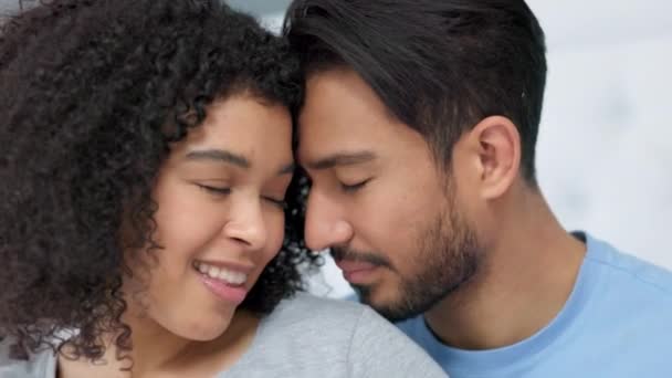 Ochtend, paar en liefde in slaapkamer zoom met glimlach, geluk en zorg in interraciale huis. Partner, zwarte vrouw en latino man met een gelukkige band omhelzing voor genegenheid, welzijn en verlangen. - Video