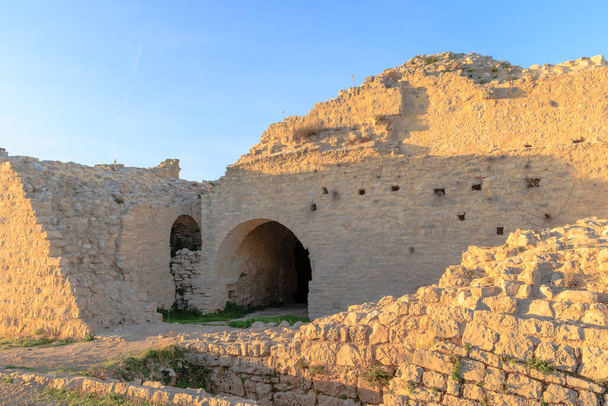 Las paredes del castillo arruina Kula Turnina cerca de Rovij en Istria retroiluminado al atardecer - Foto, Imagen