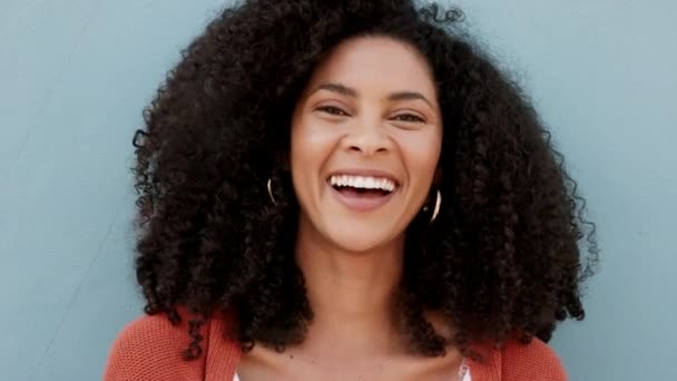 Gelukkig, lach en natuurlijke schoonheid en haar van Afrikaanse vrouw die trots is op haar krullend afrohaar terwijl ze buiten staat. Close-up portret gezicht van een zwarte vrouw met een positieve en speelse houding. - Video