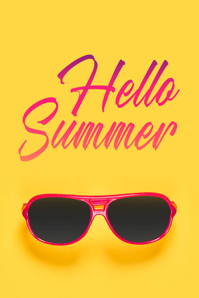 γυαλιά ηλίου με τις λέξεις hello καλοκαίρι γραμμένο σε ροζ και κόκκινο στην κορυφή, δίπλα σε αυτό είναι ένα πορτοκαλί φόντο που λέει γεια το καλοκαίρι - Φωτογραφία, εικόνα