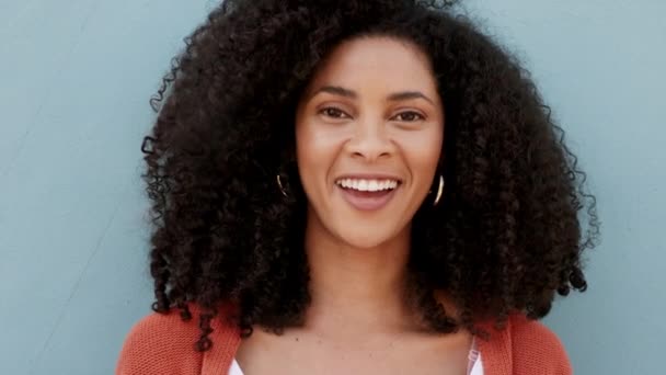 Boldog, nyugodt és mosolygós fekete nő nevet a szabadban, vidám és izgatott. Portré egy fekete nő érzés magabiztos és felhatalmazott, szórakozás, pihentető és élvezi a szabadságot pozitív gondolkodásmód. - Felvétel, videó
