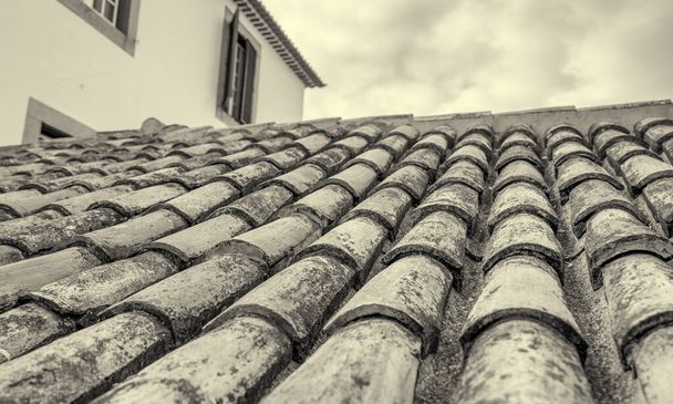 Tuiles de toit anciennes européennes contre le ciel. - Photo, image