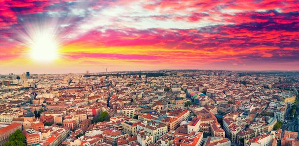 Madrid, İspanya. Şehir merkezinin muhteşem panoramik manzarası ve günbatımındaki simgeler.. - Fotoğraf, Görsel
