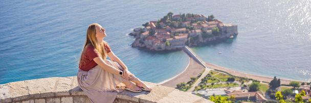 BANNER, LONG FORMAT Woman tourist on background of beautiful view of the island of St. Stephen, Sveti Stefan on the Budva Riviera, Budva, Montenegro. Travel to Montenegro concept. - Foto, afbeelding