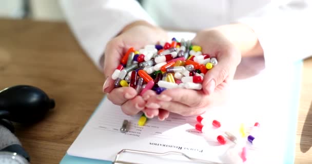 Die Hand einer Ärztin hält am Arbeitsplatz verschiedene medizinische Tabletten in der Nähe. Allheilmittel, Rettungsdienst und Verschreibung - Filmmaterial, Video