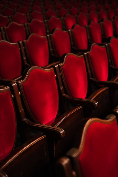sièges en velours rouge dans la salle de concert du théâtre - Photo, image