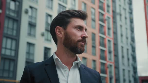 Aantrekkelijke mannelijke Kaukasische knappe bebaarde zakenman 40s lachende man bankier advocaat ondernemer millennial stand op straat gelukkig portret makelaar werknemer ceo specialist management beroep - Video
